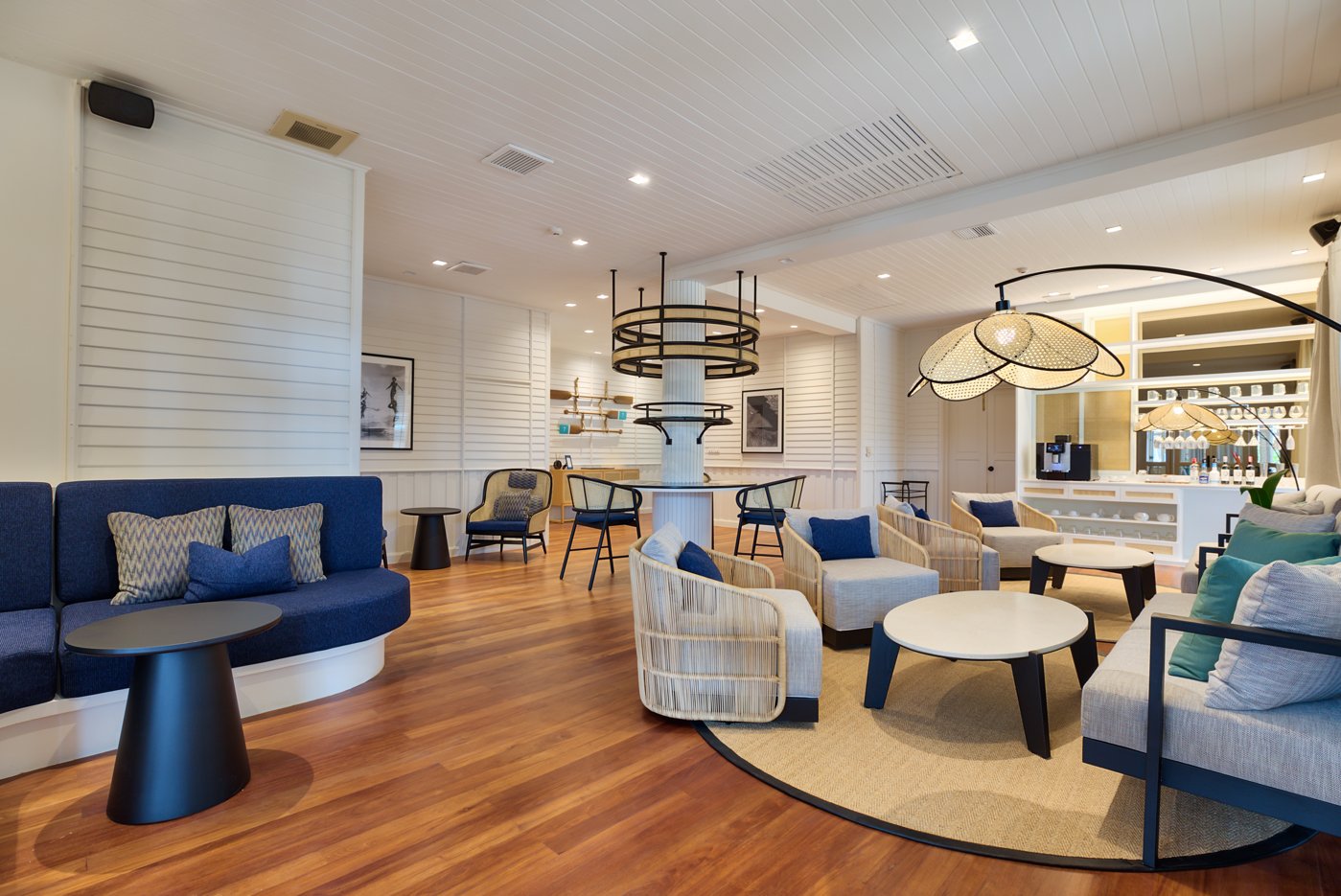 Voyager 47 Club Lounge