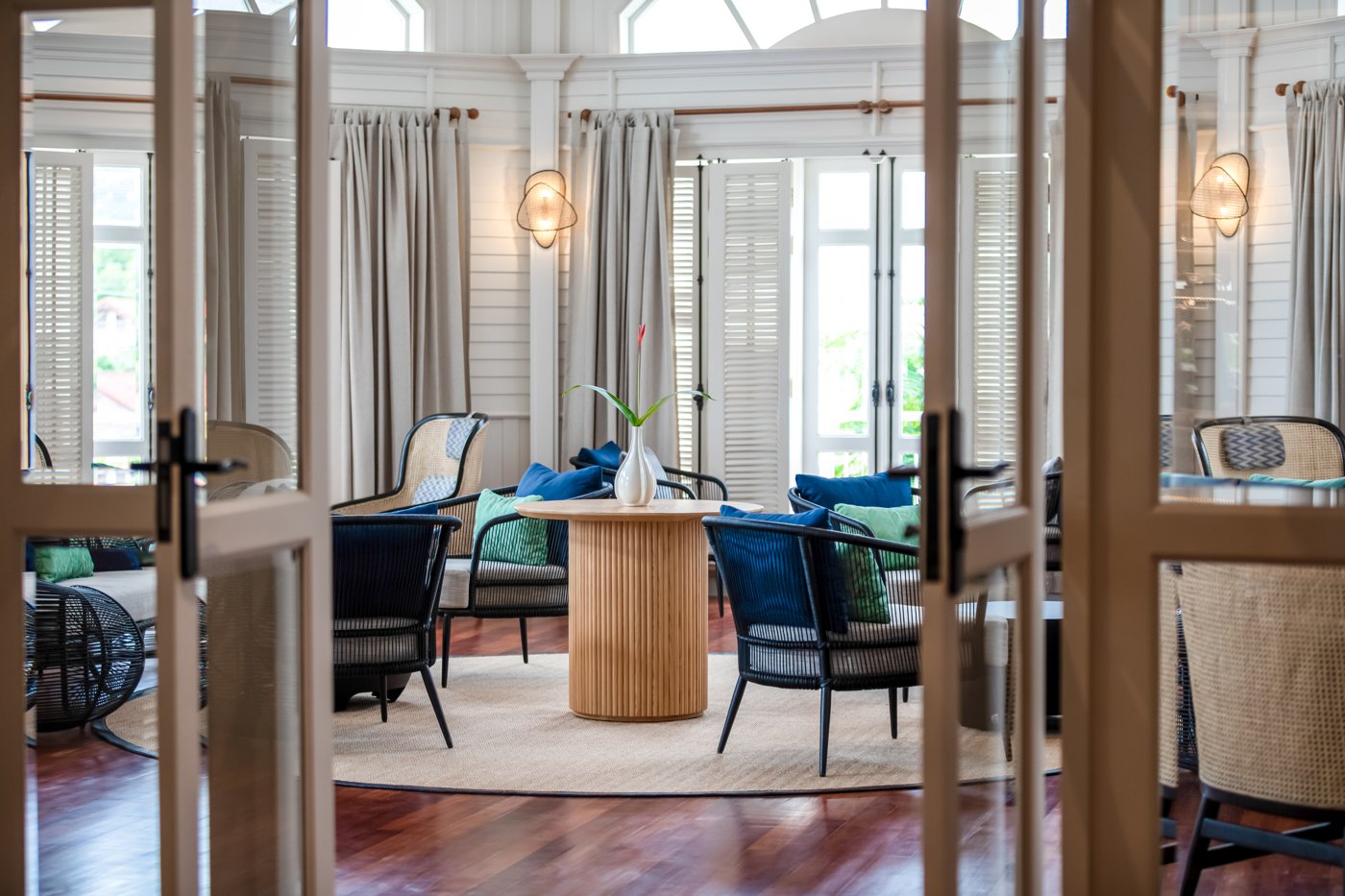 Voyager 47 Club Lounge